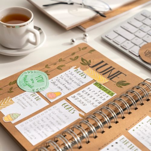 nature-morte-journal-balles-colore-surcharge_23-2150168529